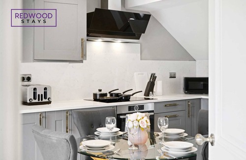 Reading City Centre Apartment | Modern Town Center Apartment with Balcony & Family Amenities