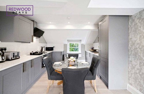 Reading City Centre Apartment | Modern Town Center Apartment with Balcony & Family Amenities