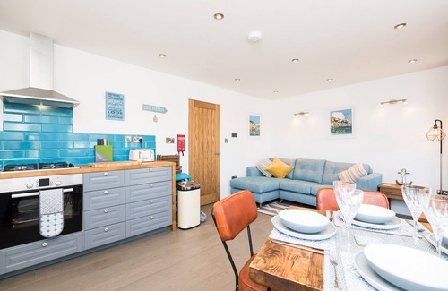 Looe House | Stylish Town Centre Apartment with Balcony & River Views
