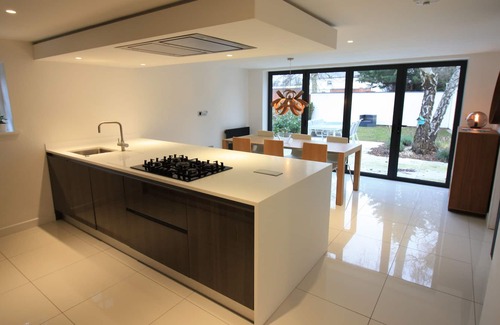 Shrewsbury House | Modern Town House spacious private garden with parking