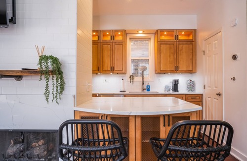 Bucktown House | Pet-Friendly Modern Townhome with King Suite & Private Patio