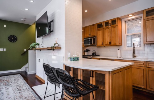Bucktown House | Pet-Friendly Modern Townhome with King Suite & Private Patio