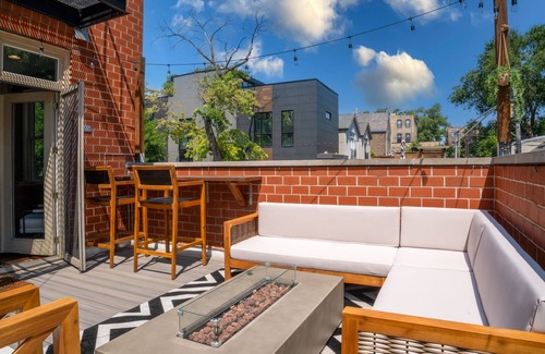 Bucktown House | Pet-Friendly Modern Townhome with King Suite & Private Patio