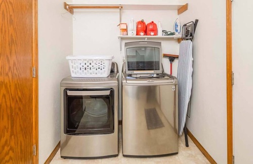 De Pere House | Modern Townhouse Near Draft - Family-Friendly with Kitchen