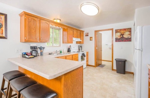 De Pere House | Modern Townhouse Near Draft - Family-Friendly with Kitchen