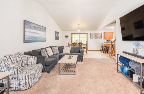 De Pere House | Modern Townhouse Near Draft - Family-Friendly with Kitchen