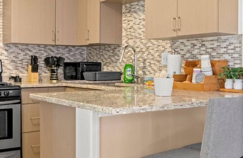 Dearborn House | Modern Townhouse Near Everything Shopping Center