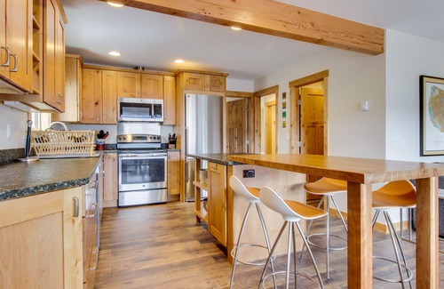 Purgatory Condo | Modern Townhouse with Pool, WiFi & Mountain Views