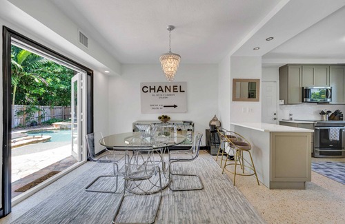 El Portal House | Modern Tropical Pool House in North Miami with Jacuzzi