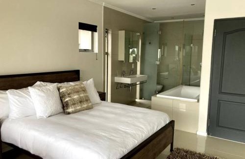 Greater Johannesburg Metropolitan Area Villa | Modern Two-Bed Townhouse with Pool, Rated 8.8/10