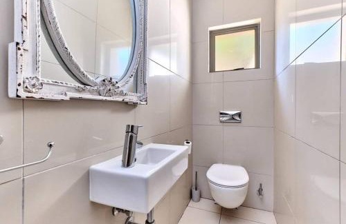 Greater Johannesburg Metropolitan Area Villa | Modern Two-Bed Townhouse with Pool, Rated 8.8/10