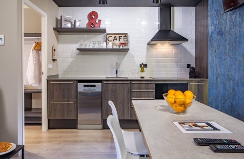 El Camp de l'Arpa del Clot Apartment | Modern Retreat for 4 Next to Sagrada Familia with Spa