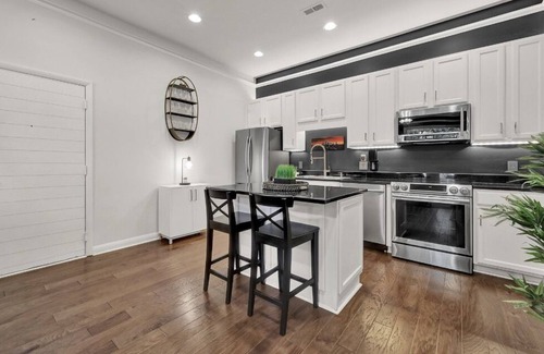 Charlotte Condo | Modern, Upscale 1-bedroom condo on the Rail Trail in South End Charlotte