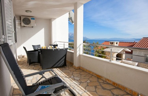 Pisak Apartment | Modern Apartment with Pool & Ocean View - Guest Rated 10/10