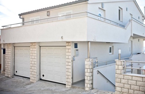 Omis Apartment | Modern Apartment with Pool & Ocean Views - Top Guest Rated