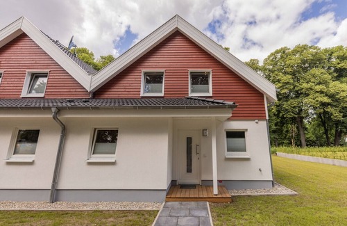 Nordhorn House | Inviting Modern Home with Sauna, Hot Tub & Beautiful Garden