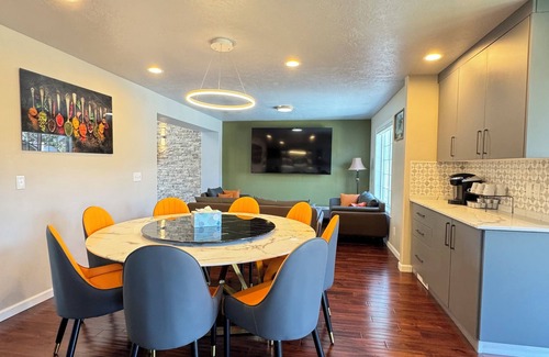 Albany House | Modern Vacation Home w/hottub, pool table. Next to lovely park. Shopping nearby