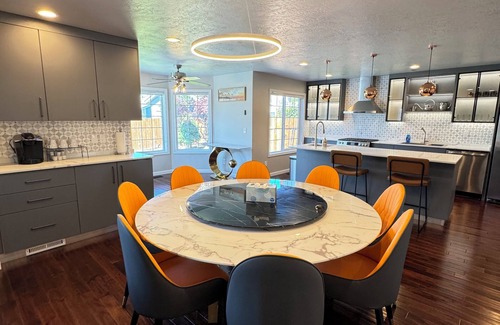 Albany House | Modern Vacation Home w/hottub, pool table. Next to lovely park. Shopping nearby