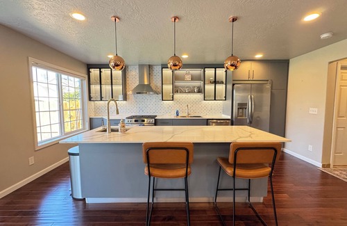 Albany House | Modern Vacation Home w/hottub, pool table. Next to lovely park. Shopping nearby