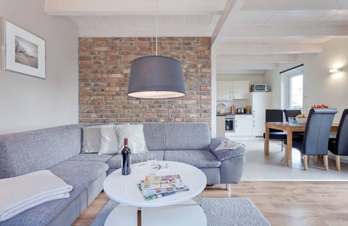 Zingst House | Beachside Retreat with Garden, Terrace & Free WLAN Access