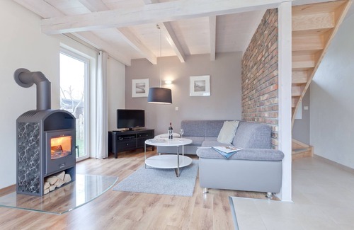 Zingst House | Beachside Retreat with Garden, Terrace & Free WLAN Access