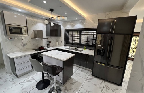 Nungua House | Inviting Modern Villa: Pet and Child Friendly Retreat