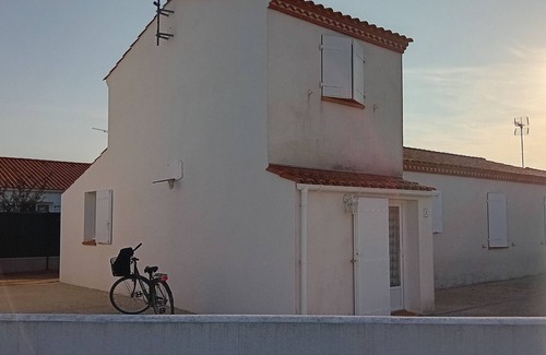 LʼAiguillon-sur-Mer House | Cozy Villa L'Aiguillon-sur-Mer with Spa & Family Amenities
