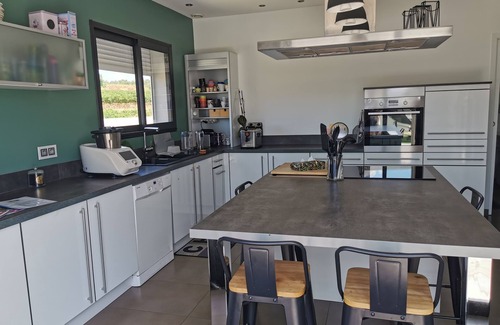 Murviel-les-Beziers Villa | Modern Villa with Private Pool for 9 - Guest Rated 10/10