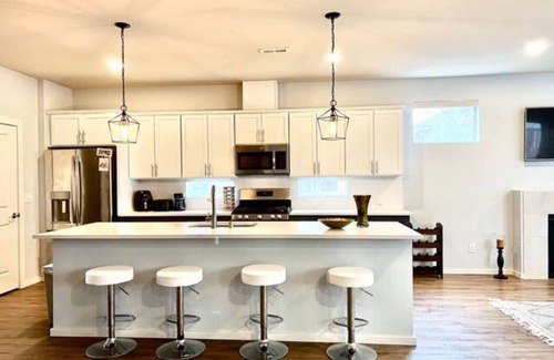 Maple Valley House | Bright Modern Villa with 10/10 Guest Rating & Family Amenities
