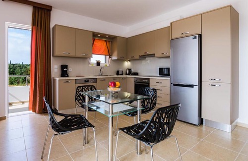Klismata Apartment | Modern Villa Broumas - Family-Friendly Retreat with Top Ratings