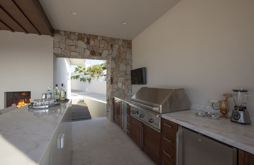 Buzzards Villa | Exquisite Modern Villa Cabo with Pool, Beach Club & Gym