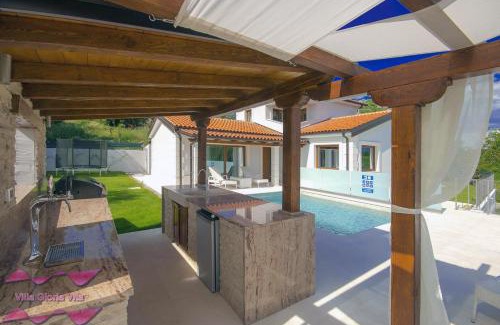 Nova Vas Villa | Chic Villa Gloria Vita with Pool & Hot Tub in Novigrad