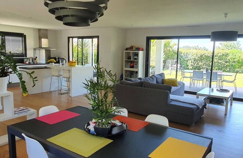 Aimargues Villa | Modern Villa Retreat Near the Sea and Historic Cities