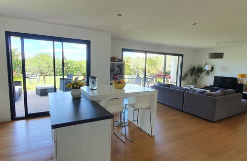 Aimargues Villa | Modern Villa Retreat Near the Sea and Historic Cities