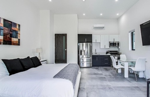 Melrose House | Stylish Villa in Vibrant West Hollywood - Pet Friendly!