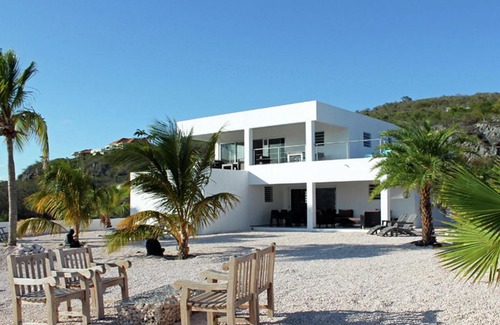 Willemstad Villa | Contemporary Villa in Willemstad with Private Pool Oasis