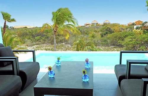 Willemstad Villa | Contemporary Villa in Willemstad with Private Pool Oasis