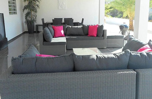 Willemstad Villa | Contemporary Villa in Willemstad with Private Pool Oasis