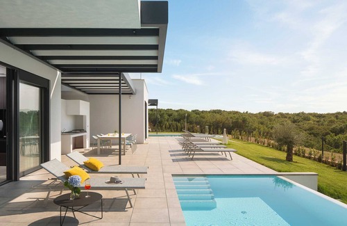 Bale Villa | Modern Villa Noble: Scenic Views & Poolside Relaxation