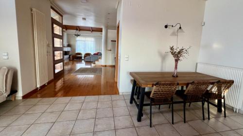 Ano Chalikas Villa | Modern villa overlooking Mytilene