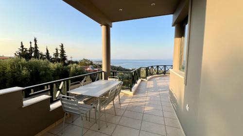Ano Chalikas Villa | Modern villa overlooking Mytilene