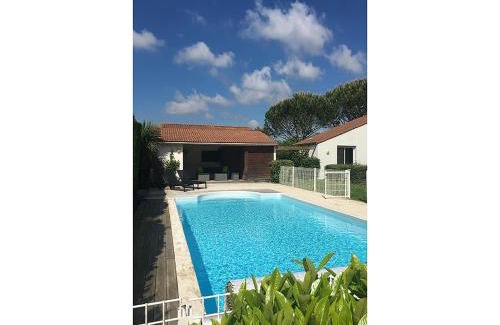 Brives-sur-Charente Villa | Stylish Villa Retreat with Private Pool & Pet-Friendly Perks