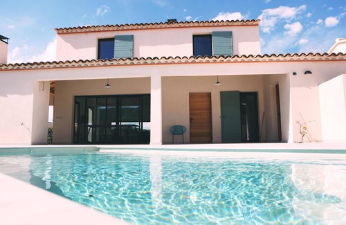 Malaucene Villa | Modern Villa with Private Pool Near Mt Ventoux - Sleeps 10