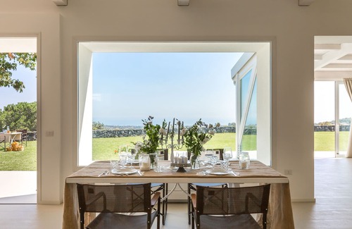 Viagrande House | Modern villa with private garden, open countryside & sea view