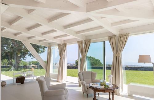 Viagrande House | Modern villa with private garden, open countryside & sea view