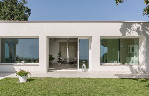 Viagrande House | Modern villa with private garden, open countryside & sea view