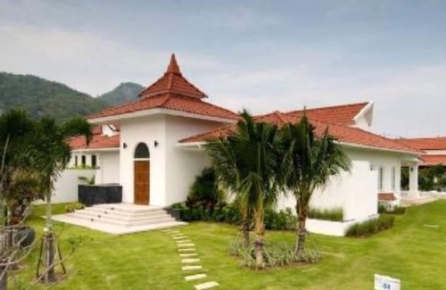 Nong Kae Villa | Elegant Villa with Private Pool Near Golf Course