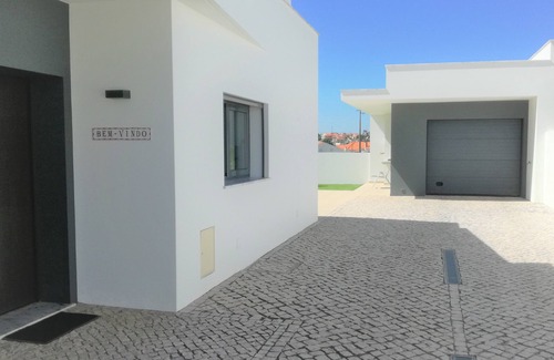 Nadadouro Villa | Modern Villa with Pool & Ocean View Near Obidos Bay