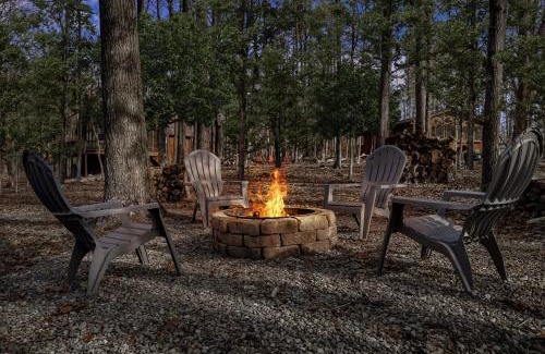 The Woods House | Cozy Modern Cabin with Sauna, WiFi & Fire Pit Retreat