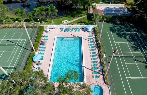 South Bradenton Condo | Lakefront 2BR Condo with Pools, Spa & Guest Rated 9.8